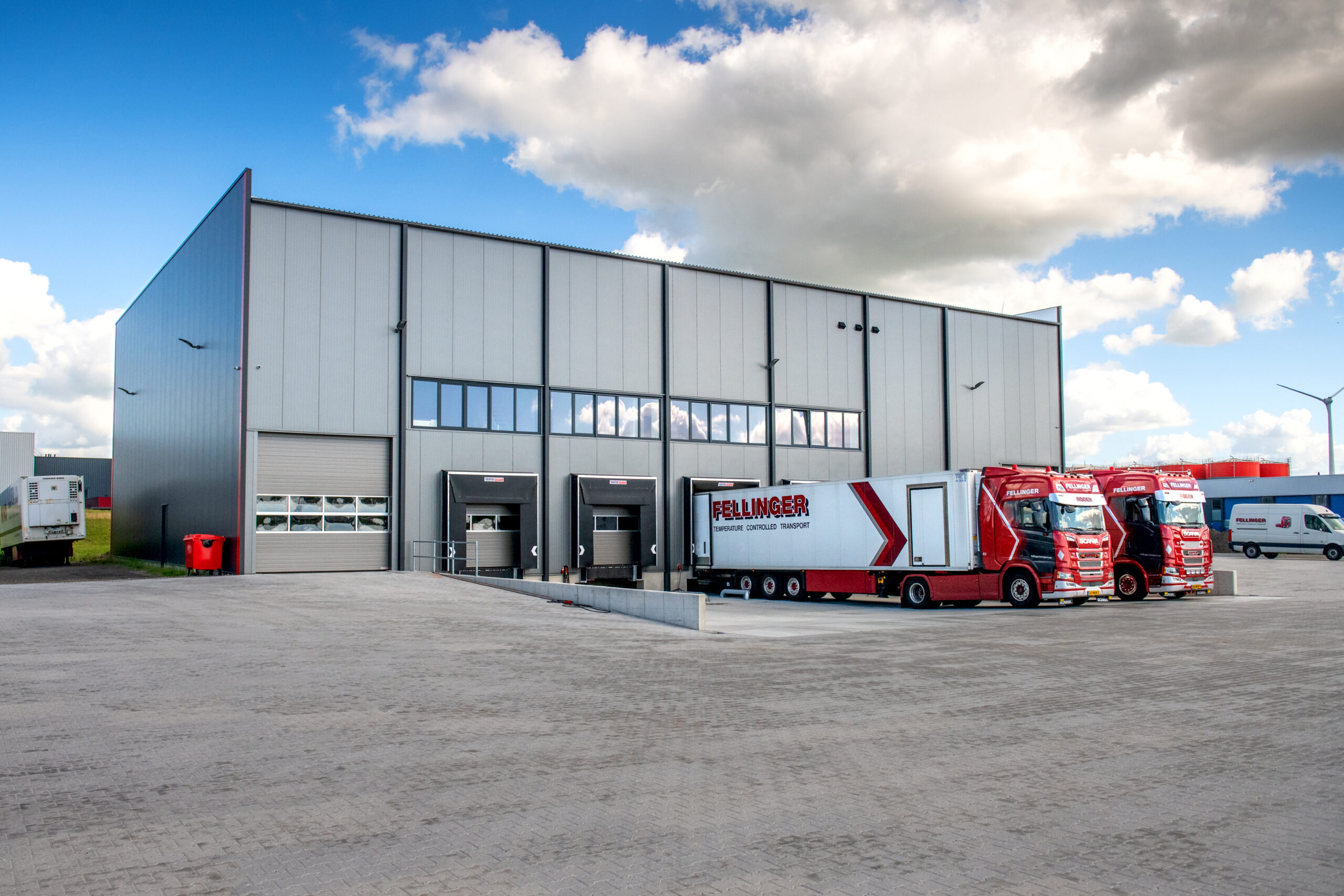 Nederland, Kampen, 21-09-2022. Vrachtwagens en de overslag hal van Fellinger in Kampen