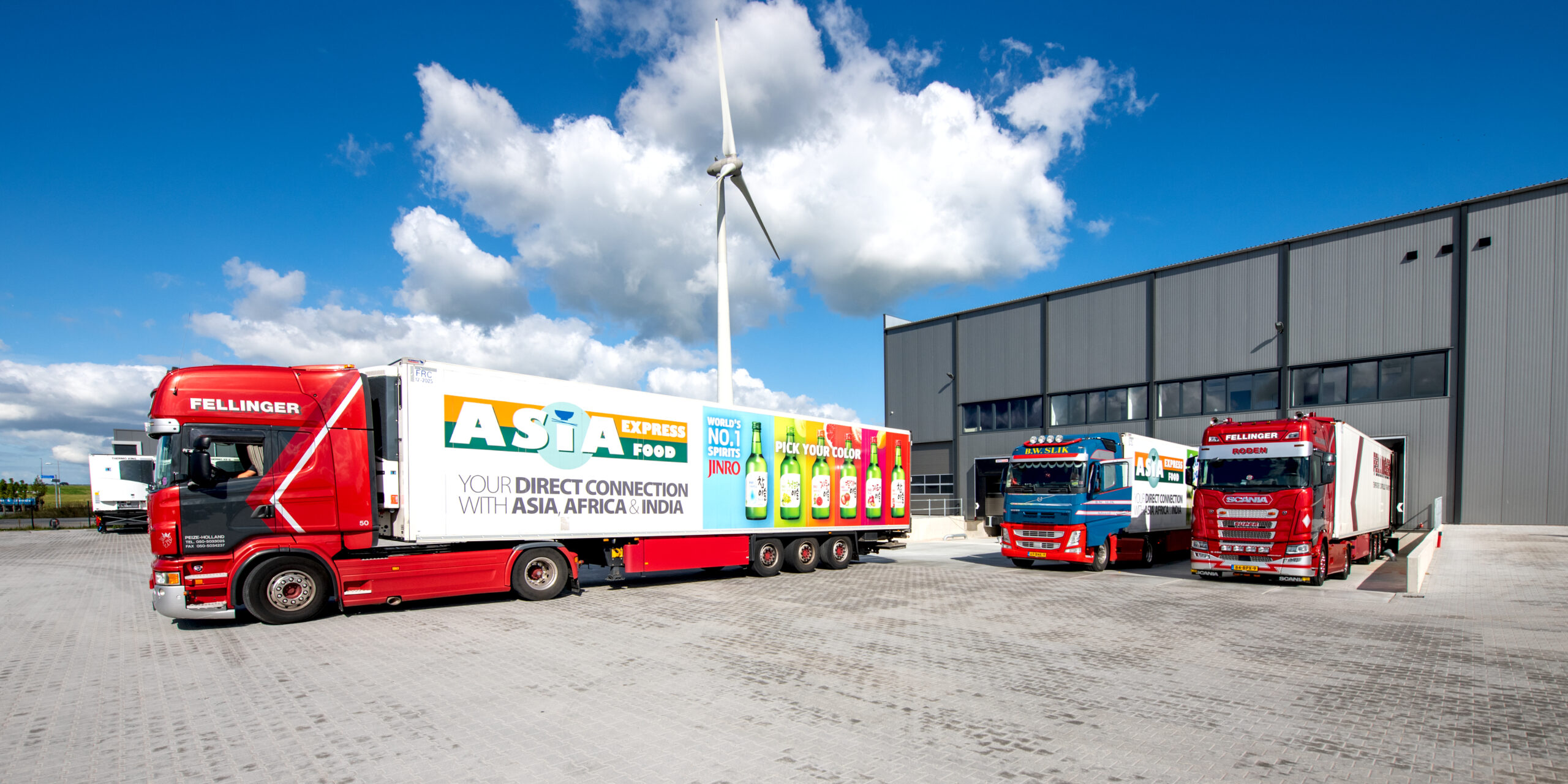 Nederland, Kampen, 21-09-2022. Vrachtwagens en de overslag hal van Fellinger in Kampen