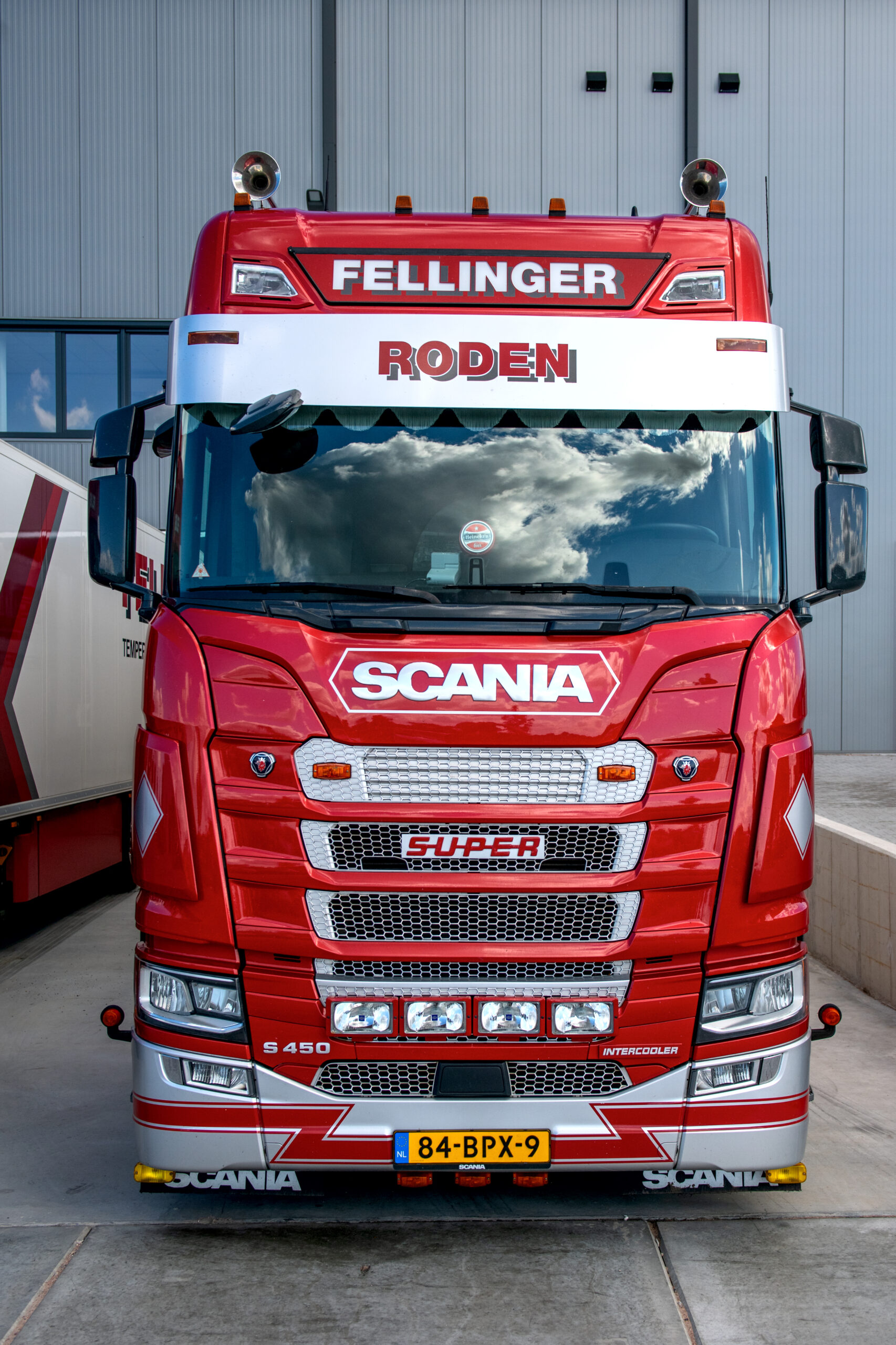 Nederland, Kampen, 21-09-2022. Vrachtwagens en de overslag hal van Fellinger in Kampen